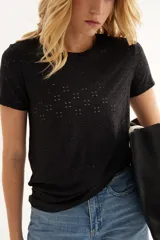 Camiseta negra de manga corta con tejido calado y cuello redondo.