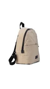 Mochila de tela color blanco con diseño capitoneado en la parte superior y textura tipo telar en la parte inferior. Tiene correas negras ajustables, asa superior y bolsillo frontal amplio. Incluye compartimento interno para iPad.