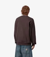 Buzo de manga larga color crema claro, con cuello redondo y puños y ruedo acanalados. Presenta un pequeño parche con el logo de Carhartt WIP en el pecho izquierdo.