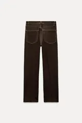 Pantalón de jean marrón oscuro, de tiro alto, corte slim fit y bootcut, con cinco bolsillos y pespuntes a contraste.