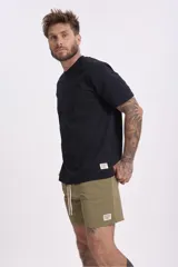 Remera gris de corte clásico y mangas cortas.