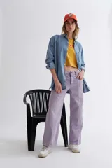 Camisa celeste de jean de manga larga con cuello clásico y cierre frontal con botones.