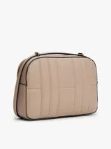 Cartera tipo clutch Tommy Hilfiger color beige con diseño acolchado, cierre de cremallera, correa de hombro y logo TH dorado en el frente.