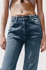 Jeans de tiro alto con cinco bolsillos, efecto lavado y pernera recta.