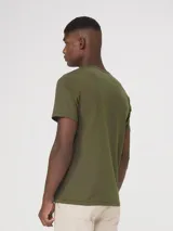Remera negra de manga corta con corte ajustado.