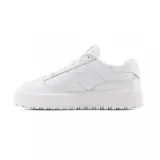 Zapatillas de cuero negro con suela blanca y detalles en relieve.