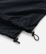 Pantalón largo gris convertible en bermuda, con bolsillos laterales, cintura elástica y cordón de ajuste.