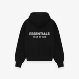 Campera con capucha Essentials Fear of God color negro, confeccionada con 80% algodón y 20% poliéster. Cuenta con bolsillo tipo canguro, etiqueta de goma con la marca en la capucha y corte boxy.