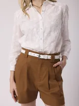 Short verde de lino sastrero con pinzas delanteras y bolsillos laterales.