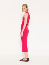 Pollera midi de punto a rayas horizontales en tonos fucsia y rosa. De calce al cuerpo, con cintura elastizada.