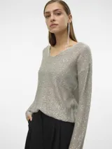 Sweater de punto color gris con cuello en V, mangas largas y lentejuelas plateadas.