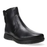 Botas cortas de cuero negro con cierre lateral y suela de goma.