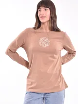 Remera verde militar de manga larga con cuello en V y estampado floral en tonos naranja.