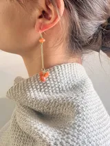 Aros colgantes con gancho dorado, cuentas de piedra sunstone color naranja y barra dorada.