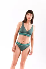 Bikini de lycra color azul, con diseño de tirantes anchos y tiro alto, sin aros.