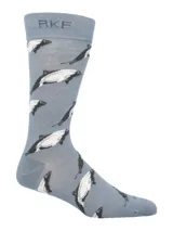 Calcetines grises con estampado de toninas blancas y negras.