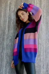 Saco de punto multicolor con rayas horizontales en tonos naranja, violeta, beige y marrón. Diseño holgado y mangas largas.