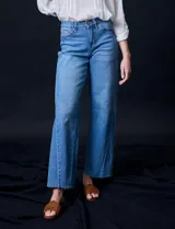 Jean de tiro alto, marca Royalty, color azul. Pretina con pasadores, botón y cierre. Delantera y trasera con bolsillos. Costura lateral asimétrica. Fit Wide Leg.