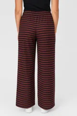 Pantalón de poliéster a rayas horizontales color beige y marrón, de calce holgado y tiro medio, con cintura elástica ajustable con cordón.