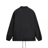 Campera negra de corte clásico con cuello camisero, cierre frontal con botones a presión, puños elásticos y cordón ajustable en la cintura. Presenta el logo de Vans "Off The Wall" estampado en el pecho.