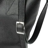 Cartera negra de cuero graneado con doble asa corta y correa larga regulable. Tiene un compartimento con acceso por botón imantado, un bolsillo interno abierto y herrajes plateados.