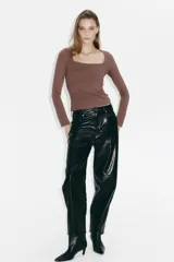 Remera de manga larga color marrón, con escote cuadrado y calce ajustado al cuerpo.