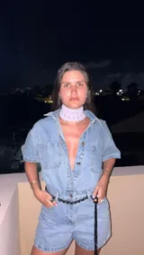 Gargantilla tejida a mano en crochet con hilo de algodón color lila.