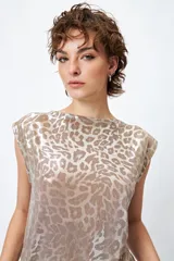Top sin mangas con estampado animal print metalizado, de tela liviana y cuello recto.