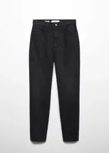 Pantalón de jeans negro de corte mom-fit, tiro alto, cinco bolsillos, trabillas y cierre con cremallera y botón.