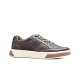 Zapato casual Hi-Tec Aron color marrón de cuero con detalle de una franja azul en el lateral, cordones verdes y suela blanca con base marrón.