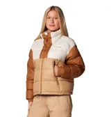 Campera puffer corta Columbia Pike Lake II Cropped, color beige y blanco, con tecnología térmica reflectante Omni-Heat™, aislamiento de poliéster 100 % reciclado, puños con forro de jersey, protector de mentón, cremallera central delantera de doble dirección, bolsillo interior de seguridad, bolsillos laterales con cremallera, puños elásticos y dobladillo ajustable con ceñidor.