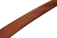 Corbata color marrón con estampado de flores pequeñas en amarillo y celeste. Incluye pañuelo de bolsillo a juego.