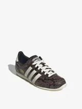 Zapatillas Adidas Japan W con estampado de piel de serpiente en tonos marrones y beige. Presentan las tres rayas laterales en color blanco, cordones blancos y suela de goma color crema.