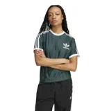 Remera Adidas Adicolor Classics con corte holgado, cuello redondo acanalado y mangas cortas con puños acanalados. Diseño verde con rayas verticales y las tres tiras blancas características de la marca en los hombros. Logo Adidas bordado en el pecho. Fabricada con materiales 100% reciclados.
