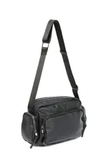 Bandolera color crudo con correa ajustable, bolsillo frontal con cierre y bolsillos laterales con cierre.