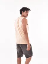 Musculosa de corte slim color verde con estampado gráfico de surf y palmeras.
