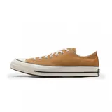 Championes Converse Chuck 70 color ocre, de caña baja y cordones blancos.