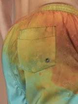 Short de baño color borgoña con estampado de hojas en tono sobre tono, cintura elástica con cordón ajustable y logo de la marca en la pierna.