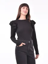 Remera negra de manga larga, con tejido acanalado y volados en los hombros.