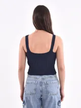 Musculosa tejida azul oscuro con breteles anchos y escote en V.