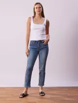 Jean recto de denim azul, marca Royalty.
