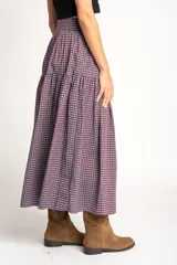 Falda midi de algodón con estampado de cuadros gingham en tonos rosa y azul marino. Tiene corte acampanado, cintura alta y botonadura frontal.