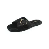 Sandalia plana negra con tiras cruzadas y hebilla dorada ajustable.