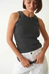 Musculosa básica de morley color gris con efecto desgastado y cuello a la base.