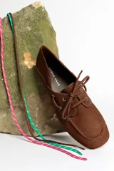 Mocasines color marrón claro con cordones y detalle de costuras en la puntera.