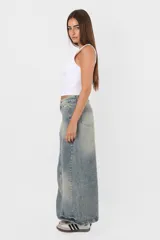 Top de microfibra color beige, sin mangas, tipo musculosa irregular con escote cuadrado y corte ajustado.