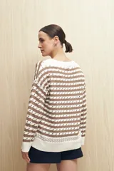 Sweater tejido de algodón color crudo con rayas horizontales azul marino y diseño calado.
