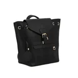 Mochila color beige con estampado a cuadros y detalles en marrón. Tiene una solapa con cierre de hebilla, un bolsillo frontal con cierre y un dije colgante con forma de cara sonriente.