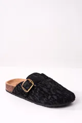 Zueco negro con estampado animal print, hebilla dorada y suela de corcho.