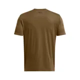 Remera color arena de Under Armour, con logo de la marca estampado en el pecho con patrón de camuflaje.
